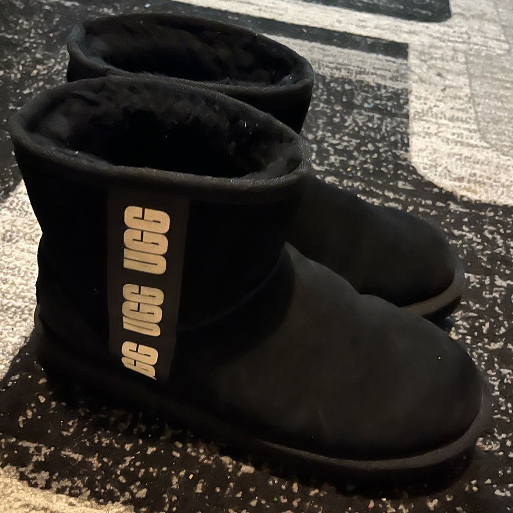 BLACK UGG SIZE 8!